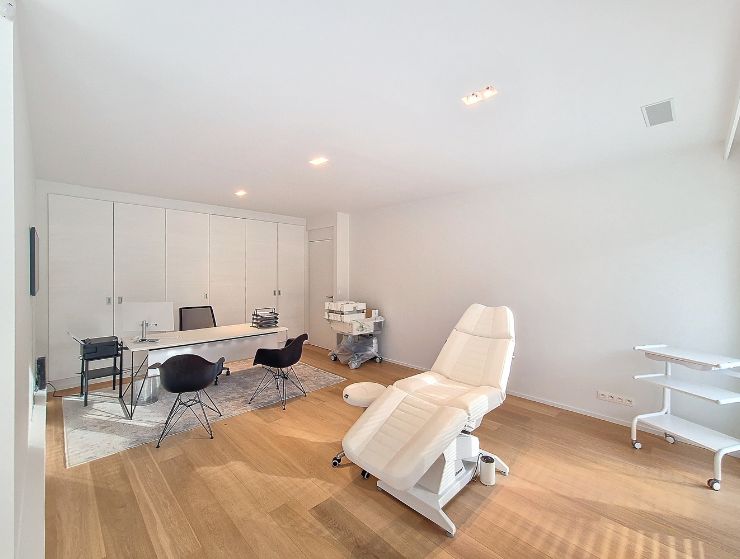 Un espace conçu pour votre tranquillité d’esprit et votre confiance absolue. Salle de consultation conçue pour garantir la confidentialité et le confort du patient dans notre clinique de Bruxelles.